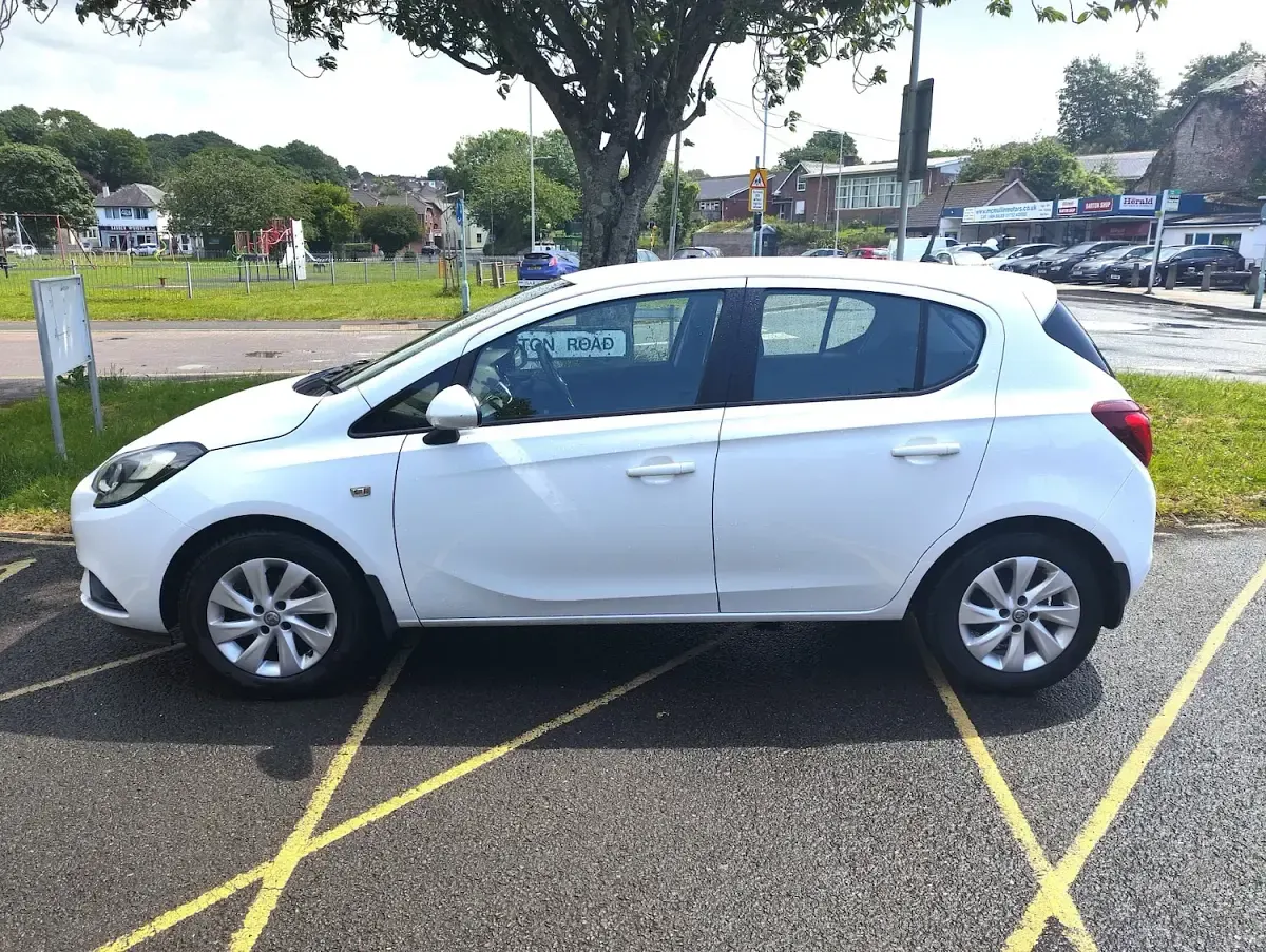 Used Vauxhall Corsa Design Edition 90 HP (66 kW) 2015 White Hatchback