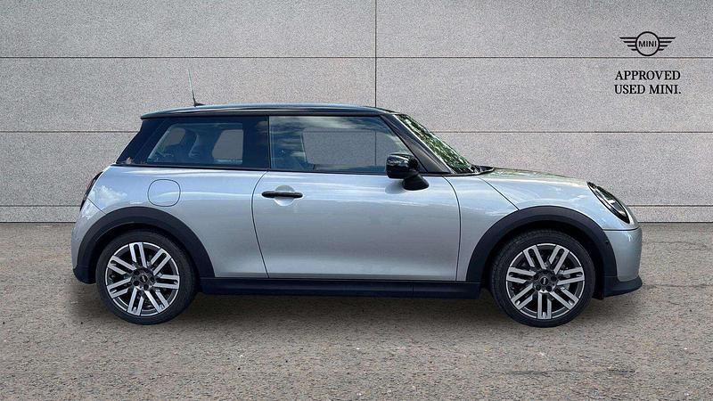 Usado Mini Cooper Hatch 113 kW (154 CV) 2025 Plateado Utilitario