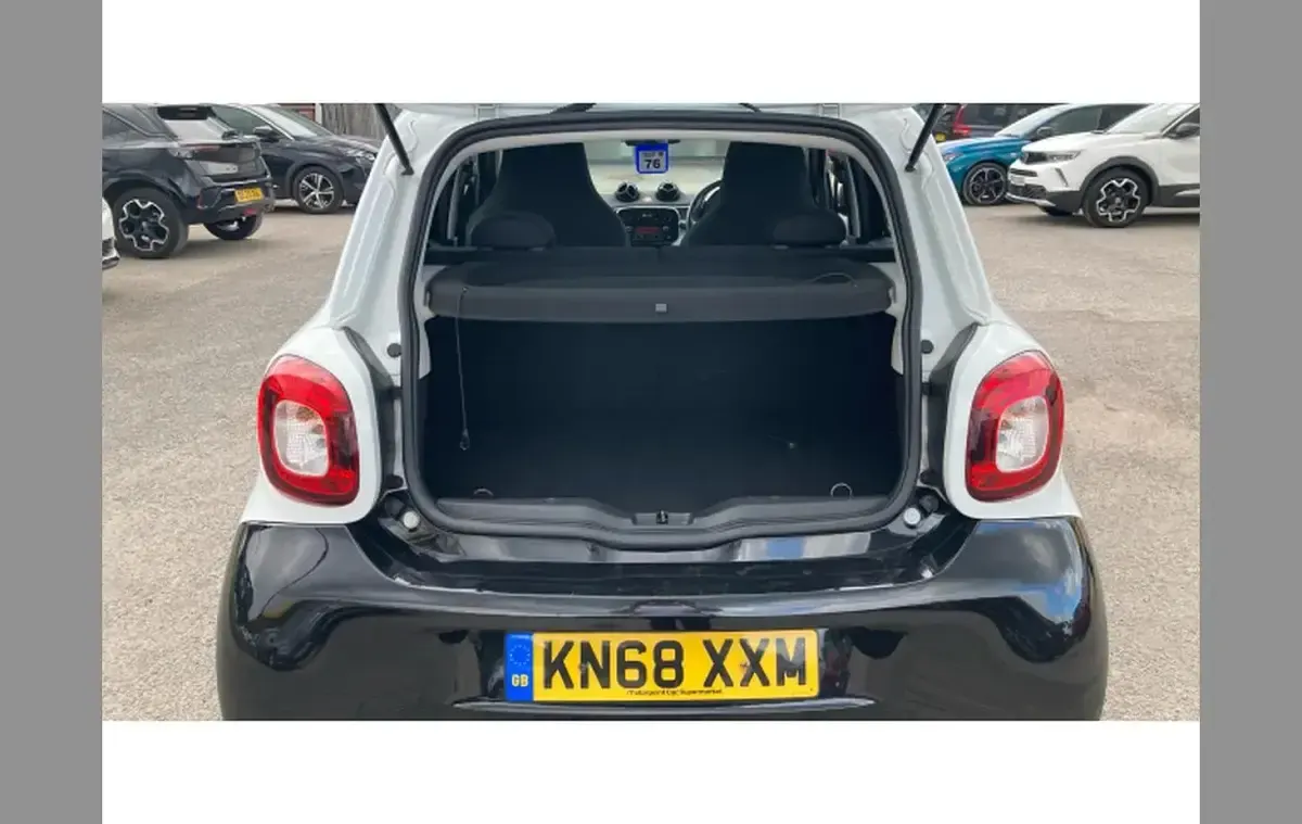 Used Smart ForFour Passion 69 HP (50 kW) 2018 White Hatchback
