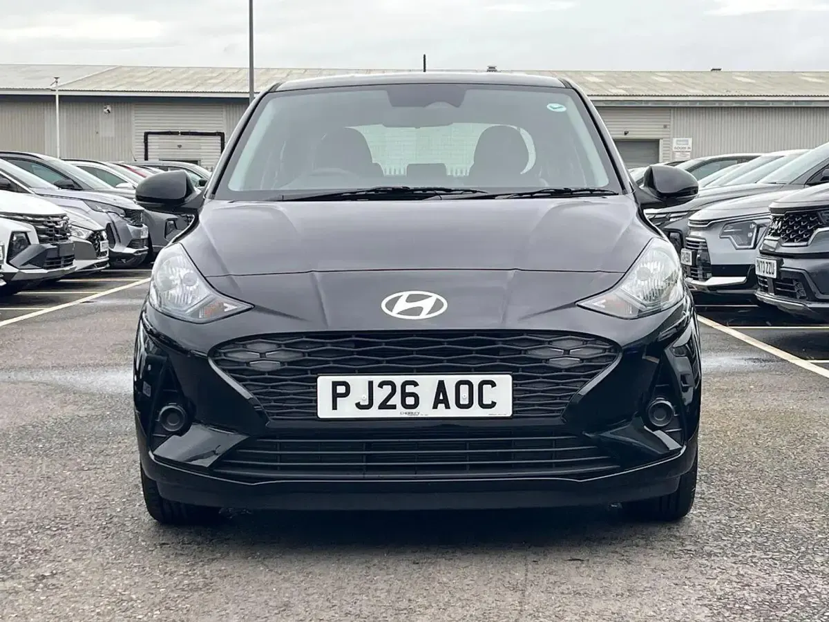 Ny Hyundai i10 Advanced 83 HK (61 kW) 2025 Röd Halvkombi