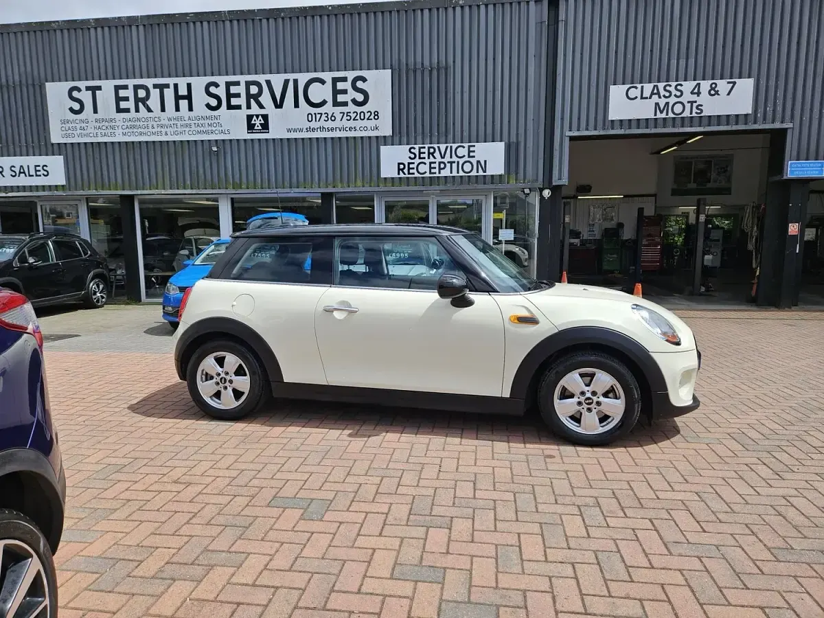 Used Mini Cooper Hatch 2017 White Hatchback