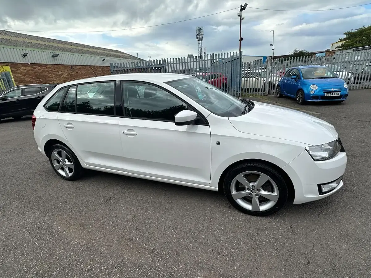 Used Skoda Rapid SE 2015 White Hatchback