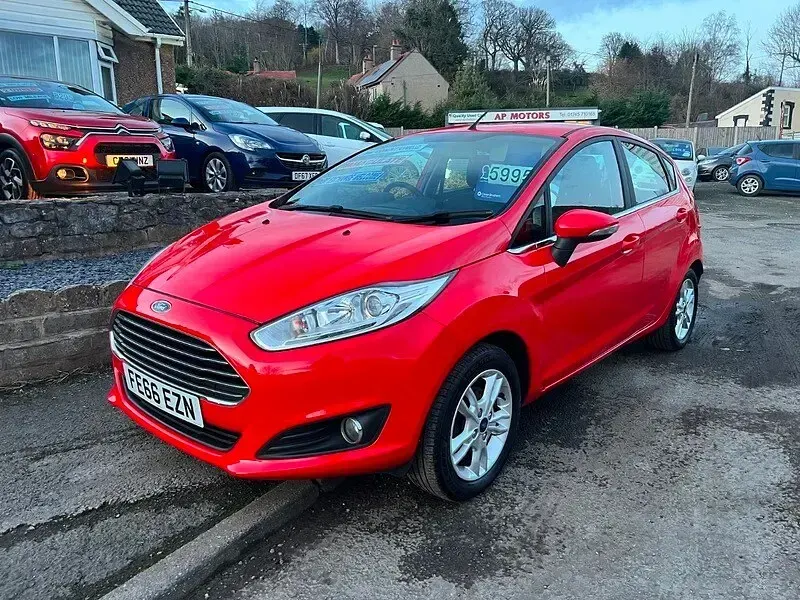 Begagnad Ford Fiesta Zetec 82 HK (60 kW) 2016 Röd Halvkombi