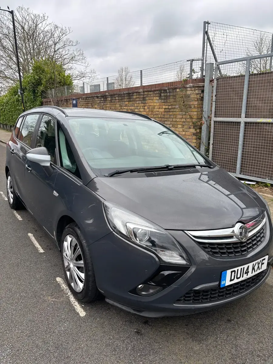 Usado Vauxhall Zafira 140 HP (102 kW) 2014 Cinzento Monovolume