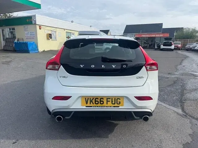 Used Volvo V40 R-Design 120 HP (88 kW) 2016 White Hatchback