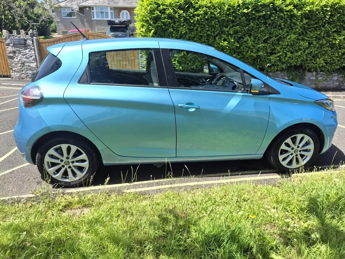 Used Renault Zoe Iconic 80 kW (109 HP) 2021 Blue Hatchback