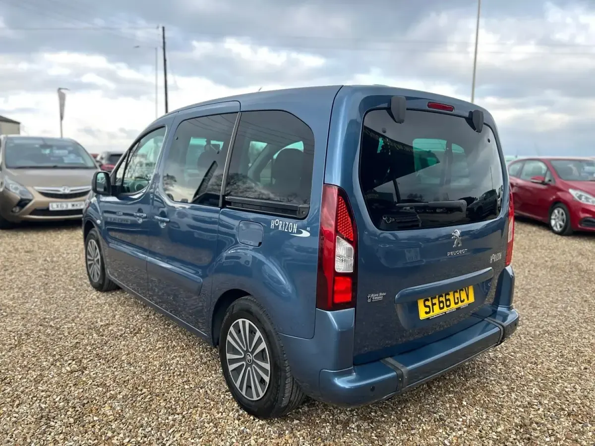 Gebraucht Peugeot Partner Tepee Active 98 PS (72 kW) 2016 Blau Van / Kleinbus