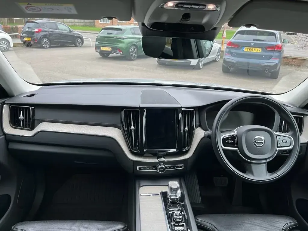 Usado Volvo XC60 Inscription 250 HP (183 kW) 2021 Prateado SUV
