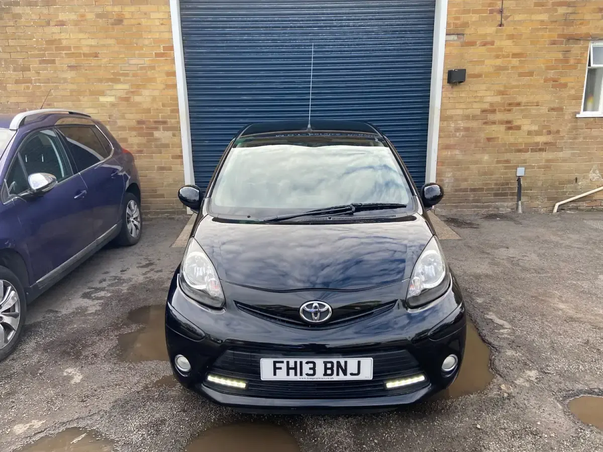 Gebraucht Toyota Aygo 67 PS (49 kW) 2013 Schwarz Kleinwagen