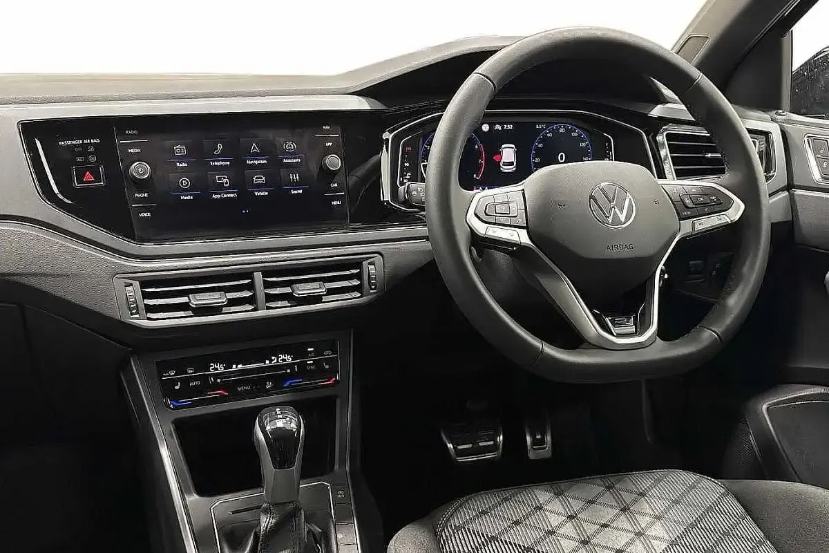 Begagnad VW Polo R-line 115 HK (84 kW) 2025 Svart Halvkombi