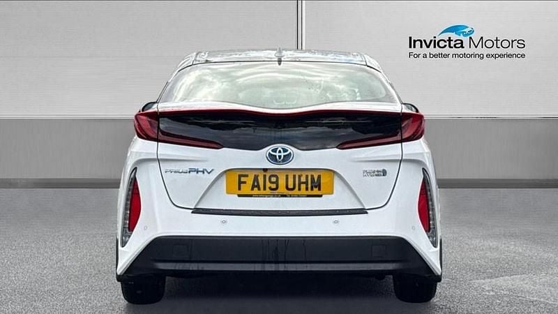 Used Toyota Prius 122 HP (89 kW) 2019 White Hatchback