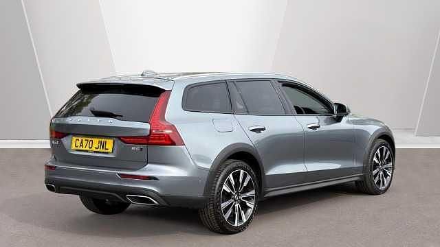 Used Volvo V60 CC Pro 250 HP (183 kW) 2020 Osmium grey Estate