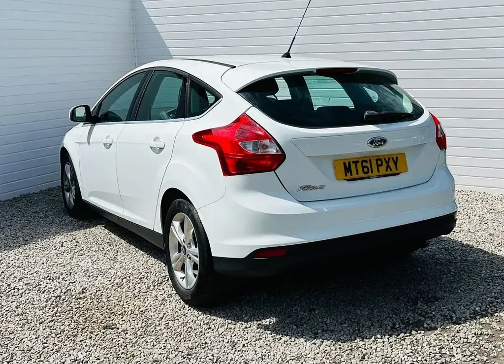 Used Ford Focus Zetec 125 HP (91 kW) 2012 White Hatchback