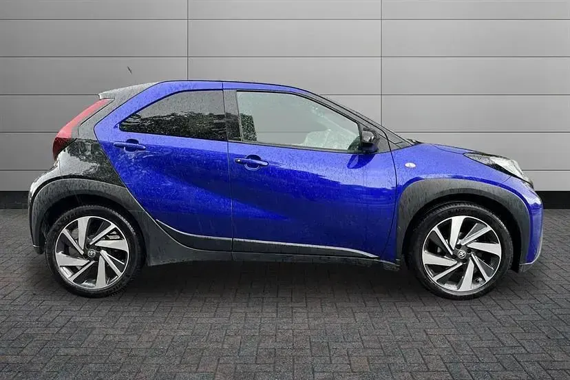 Used Toyota Aygo X 72 HP (52 kW) 2023 Juniper blue with black SUV