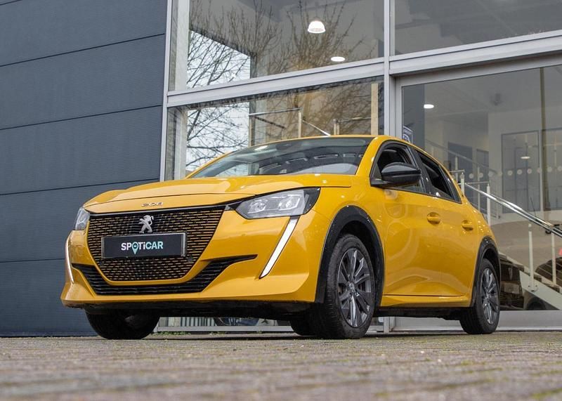 Used Peugeot e-208 Allure Premium 98 kW (134 HP) 2022 Yellow Hatchback