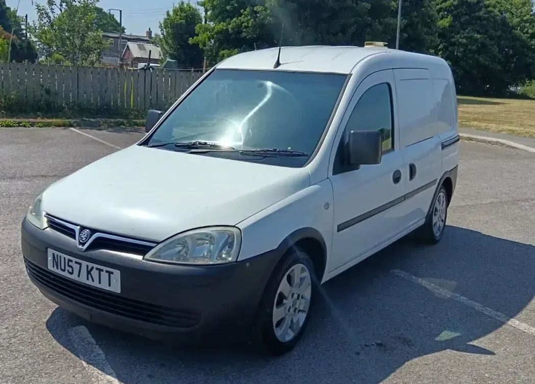 Used Vauxhall Combo 75 HP (55 kW) 2007 White MPV