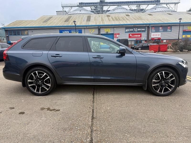 Used Volvo V90 CC Ultimate 2022 Blue Estate