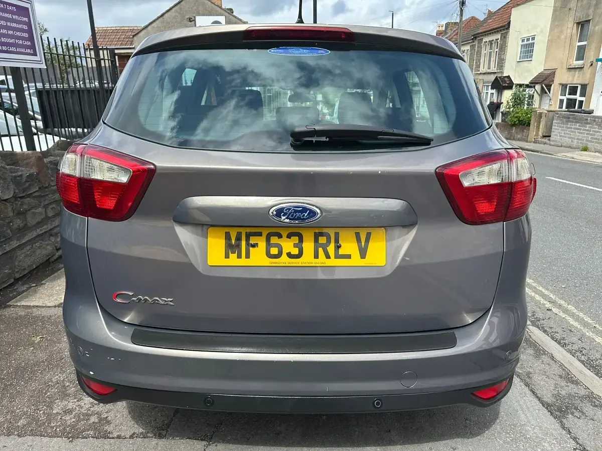 Usado Ford C-MAX Zetec 105 HP (77 kW) 2013 Castanho Monovolume