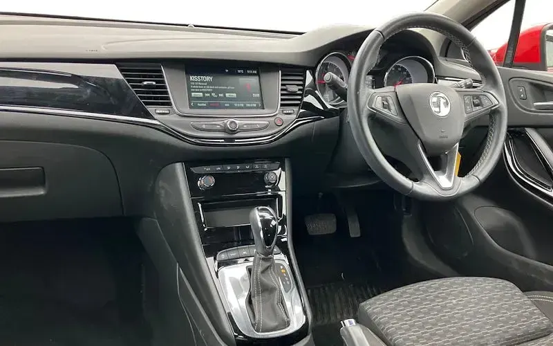 Used Vauxhall Astra SRi 150 HP (110 kW) 2018 Red Hatchback