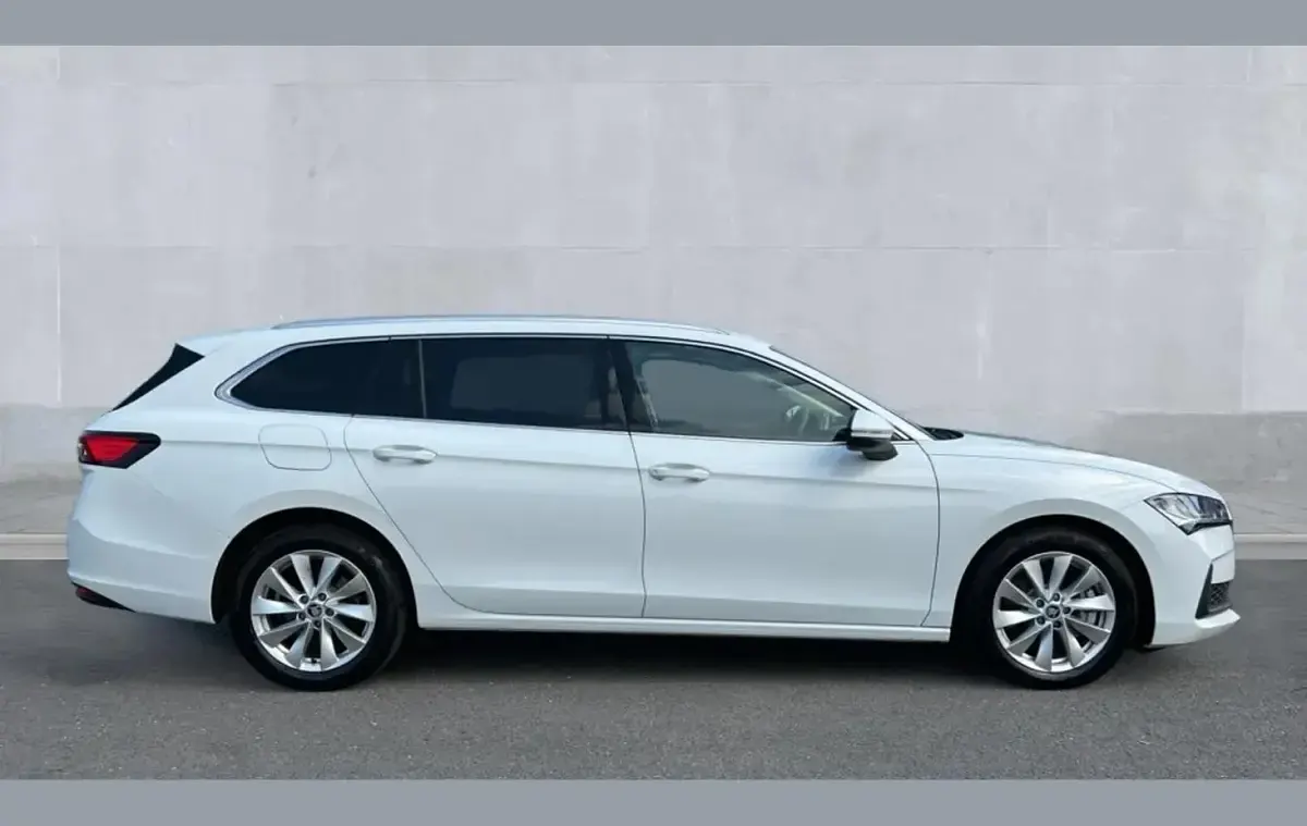 Used Skoda Superb SE Technology 200 HP (147 kW) 2025 White Estate