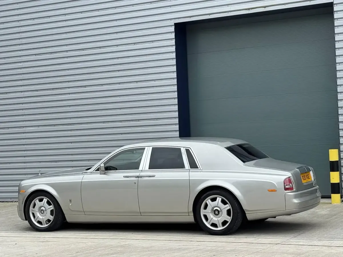 Usado Rolls Royce Phantom 460 HP (338 kW) 2007 Cinzento Sedan
