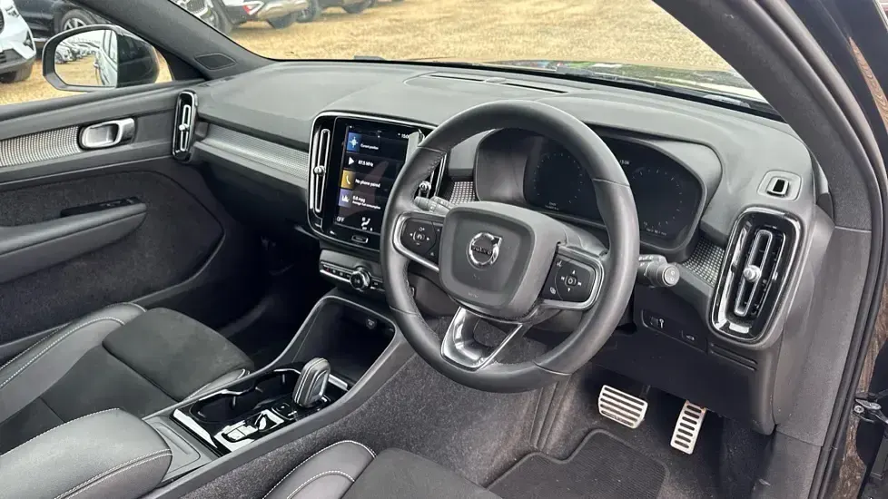 Used Volvo XC40 R-Design 163 HP (119 kW) 2021 Black SUV