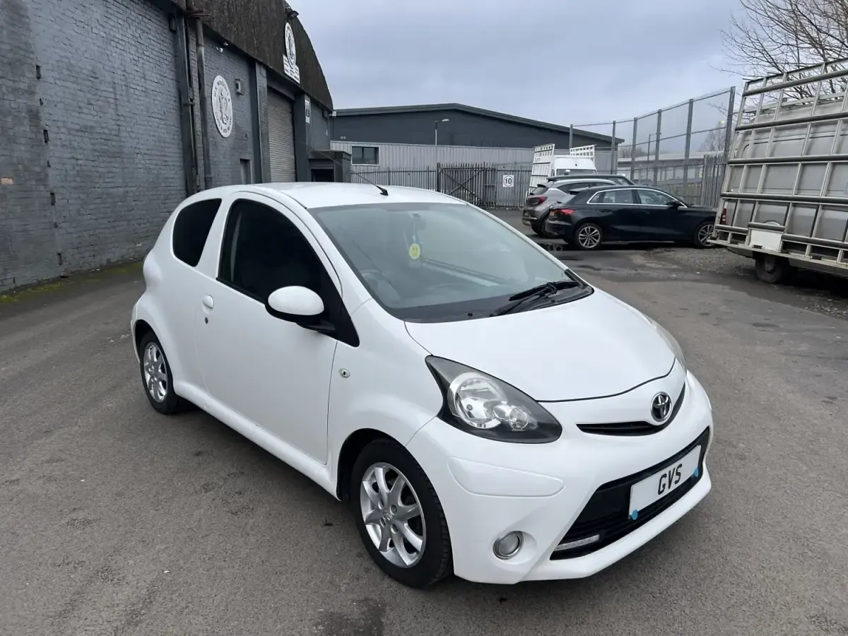 Gebraucht Toyota Aygo 68 PS (50 kW) 2013 Weiß Kleinwagen