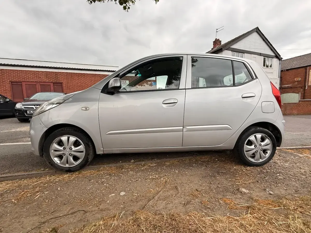 Used Hyundai i10 Active 86 HP (63 kW) 2011 Silver Hatchback