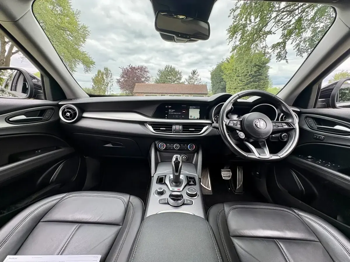 Begagnad Alfa Romeo Stelvio Sprint 200 HK (147 kW) 2022 Svart SUV