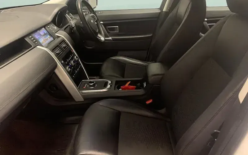 Used Land Rover Discovery Sport SE 180 HP (132 kW) 2019 White SUV
