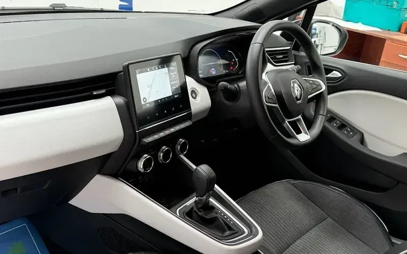 Used Renault Clio V Techno 145 HP (106 kW) 2023 Silver Hatchback