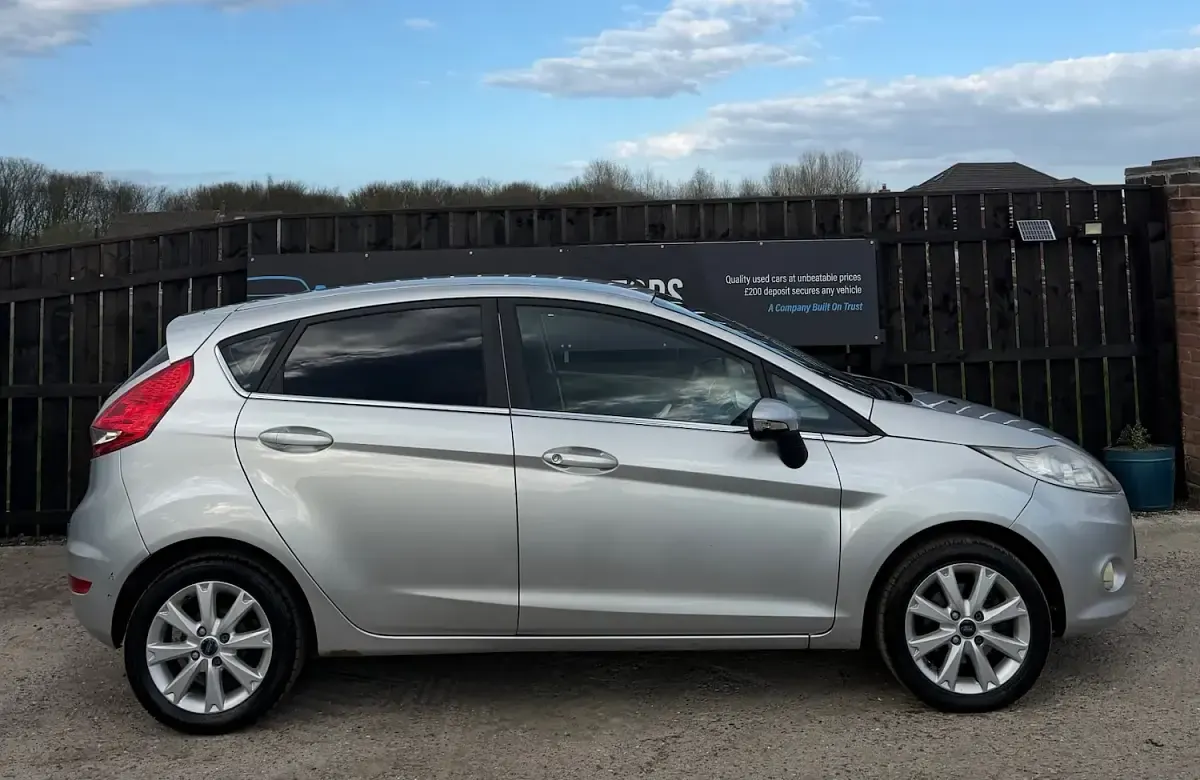 Used Ford Fiesta Zetec 70 HP (51 kW) 2010 Silver Hatchback