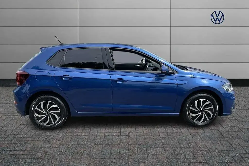 Used VW Polo Life 80 HP (58 kW) 2023 Blue Hatchback