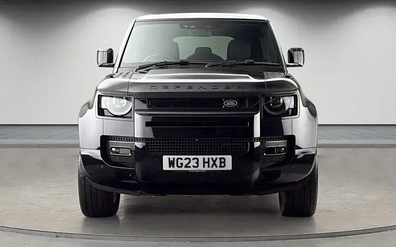 Begagnad Land Rover Defender HSE Dynamic 300 HK (220 kW) 2023 Svart SUV
