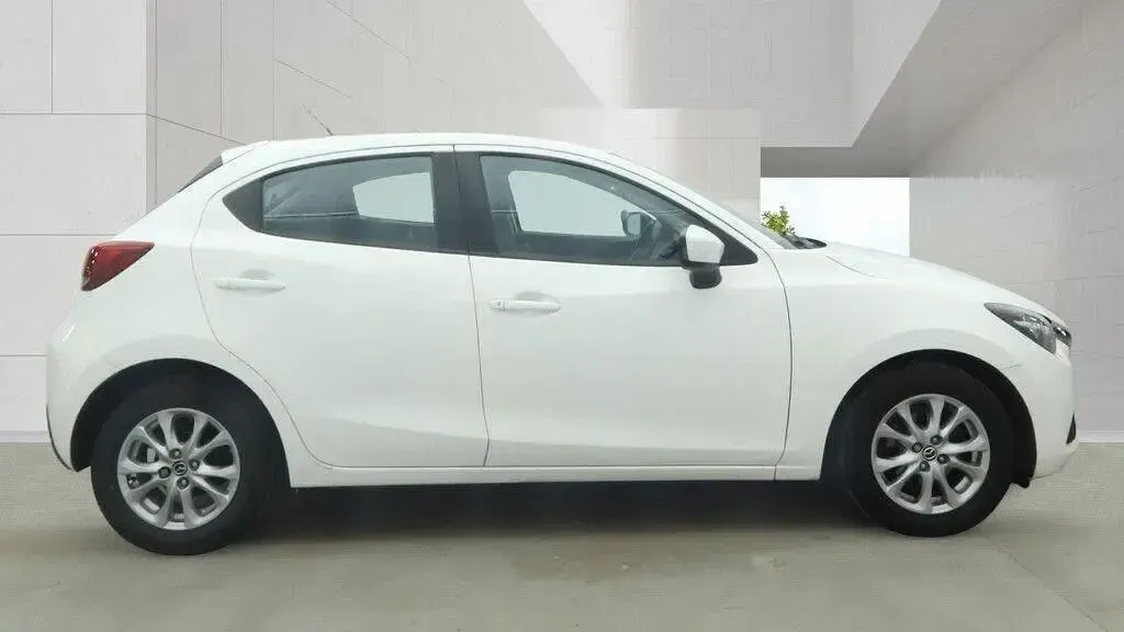 Used Mazda 2 2017 White Hatchback