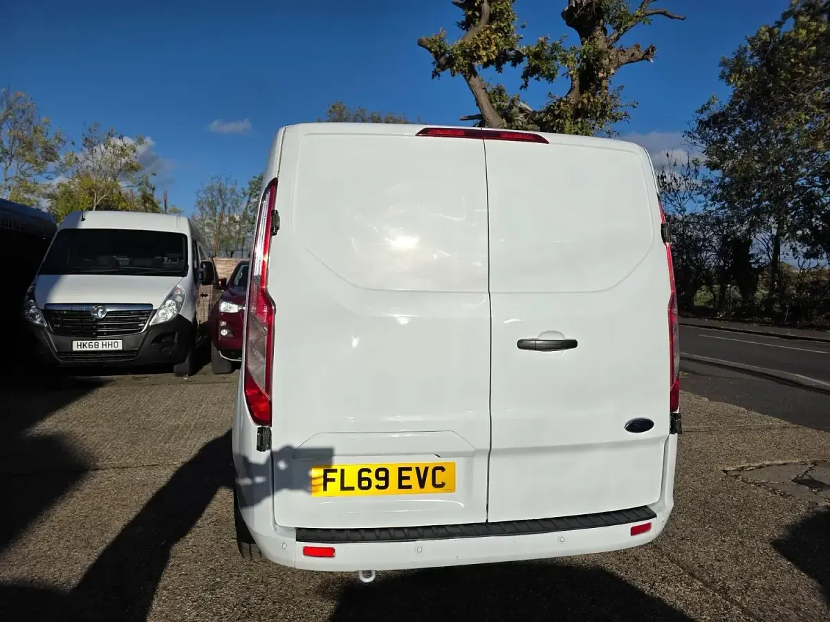 Used Ford Transit Custom Limited 130 HP (95 kW) 2019 White Van