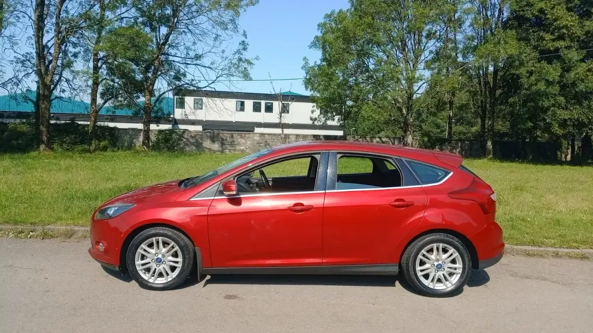 Used Ford Focus Titanium 125 HP (91 kW) 2012 Red Hatchback