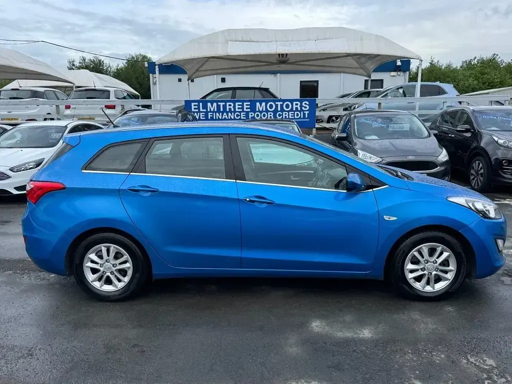 Used Hyundai i30 SE 136 HP (100 kW) 2016 Blue Estate