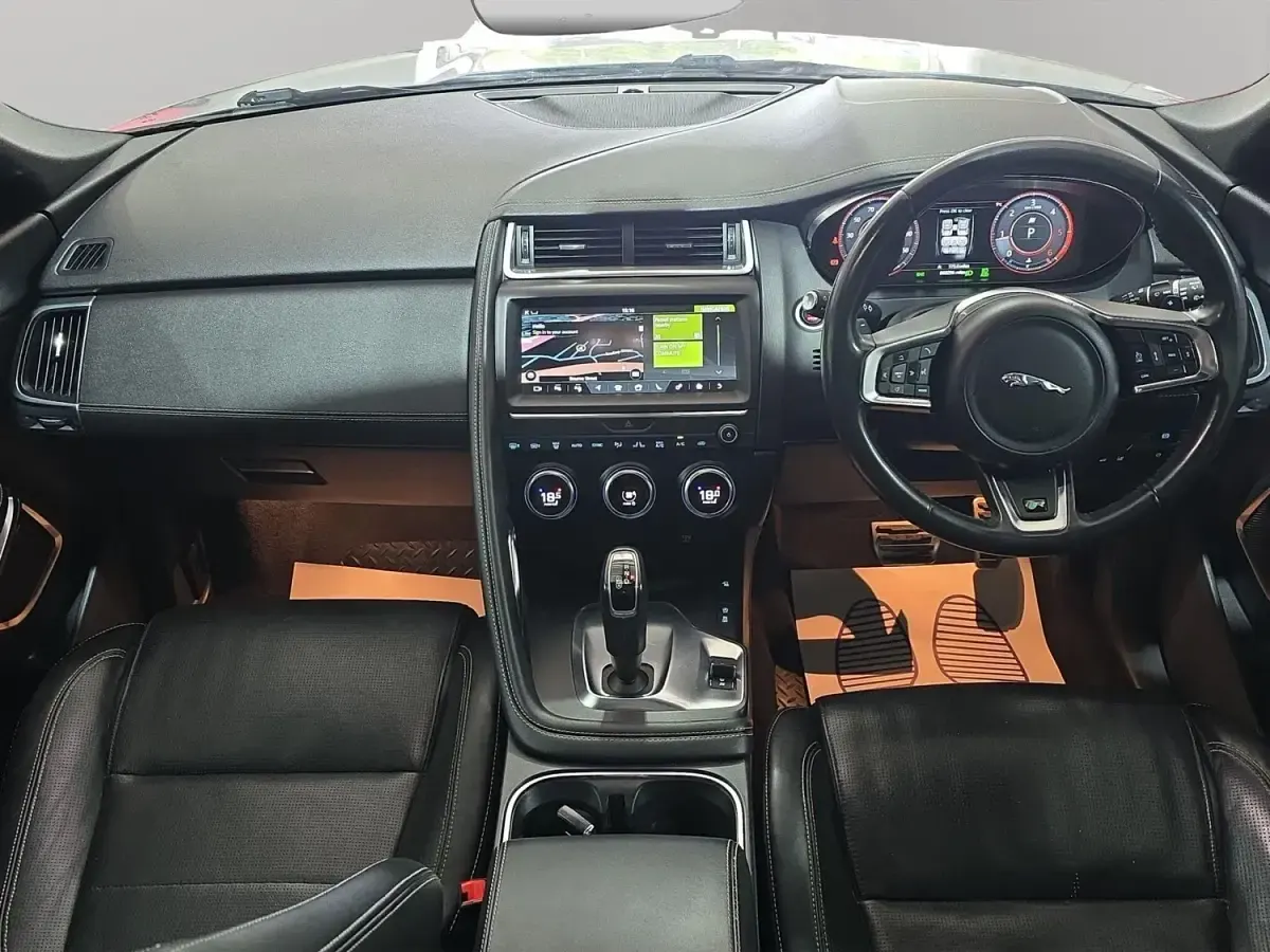 Usado Jaguar E-Pace R-Dynamic 180 HP (132 kW) 2018 Prateado SUV