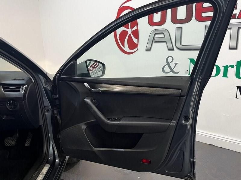 Begagnad Skoda Octavia 184 HK (135 kW) 2017 Grå Kombi