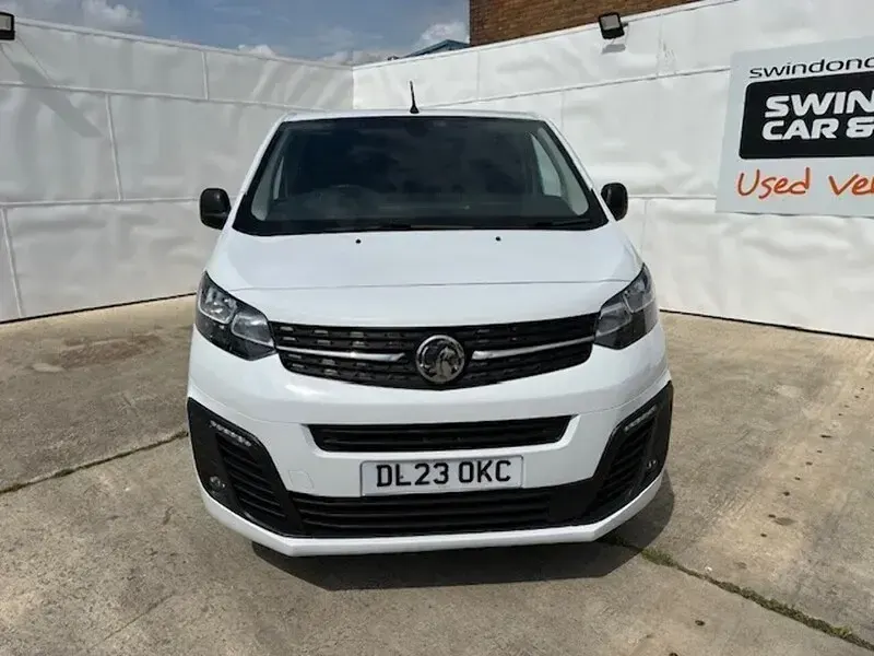 Second-hand Vauxhall Vivaro 100 CP (73 kW) 2023 Alb Monovolum