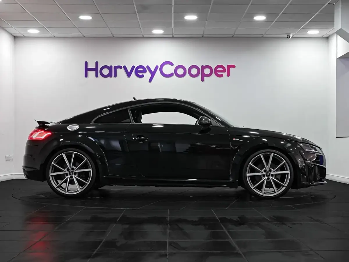 Begagnad Audi TT Black Edition 197 HK (144 kW) 2022 Svart Sportkupé