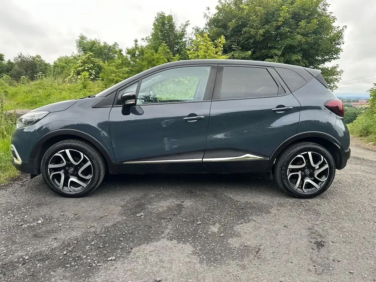 Used Renault Captur Iconic 90 HP (66 kW) 2018 Blue/black SUV