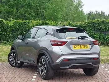 Usado Nissan Juke Acenta Premium 114 CV (83 kW) 2025 Gris SUV