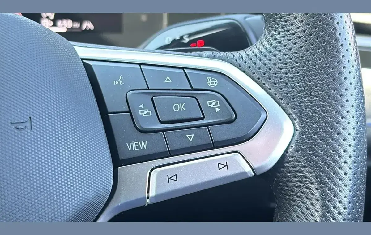 Begagnad VW Passat R-line 150 HK (110 kW) 2024 Grå Kombi