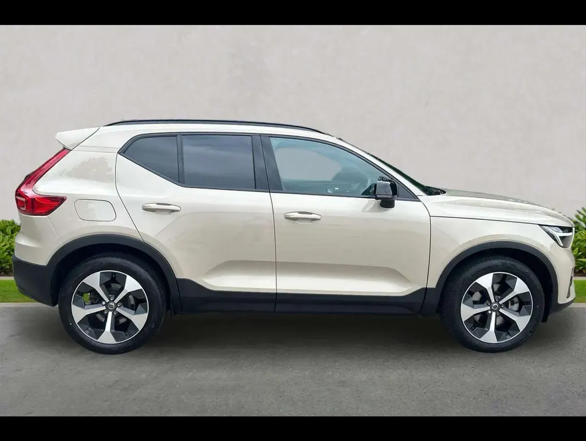 Used Volvo XC40 Plus 197 HP (144 kW) 2025 Gold SUV