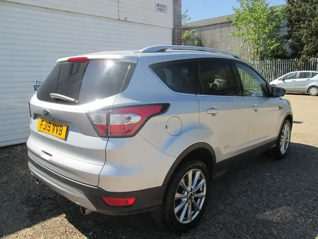Usado Ford Kuga Titanium 150 HP (110 kW) 2019 Prateado SUV
