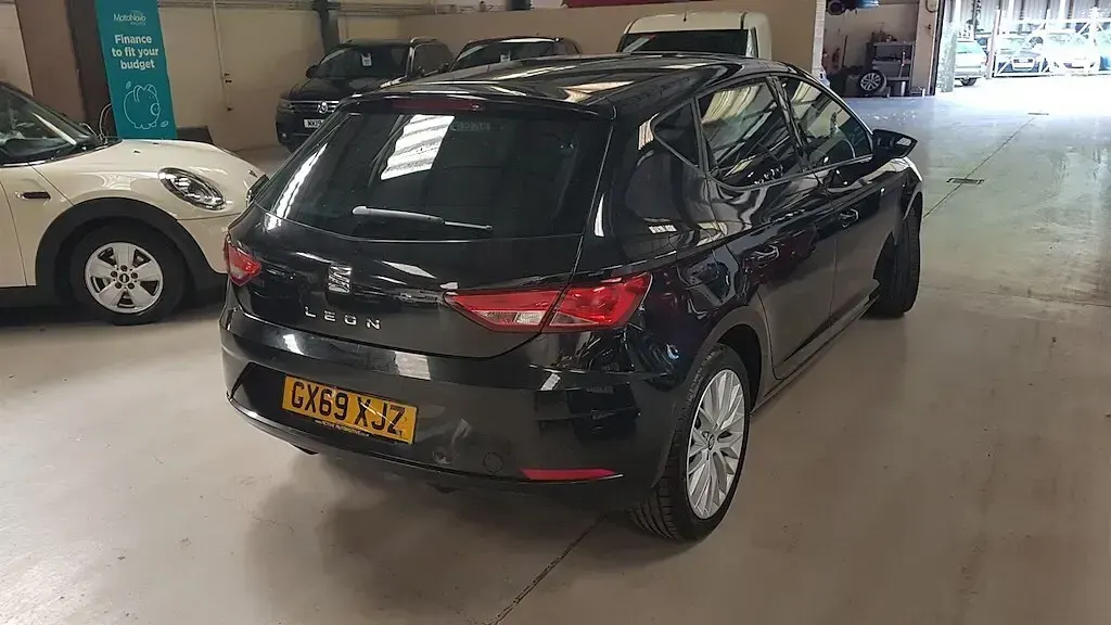 Used Seat Leon SE Dynamic 115 HP (84 kW) 2019 Black Hatchback