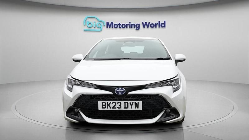 Used Toyota Corolla 140 HP (102 kW) 2023 White Hatchback