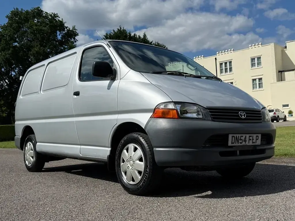 Begagnad Toyota HiAce 88 HK (64 kW) 2005 Silver Van